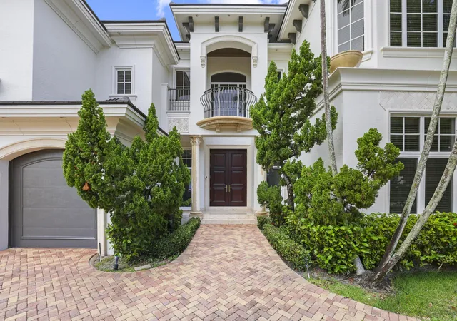 Photo 4 of Single family home for sale at 501 Golden Harbour Dr, Boca Raton, FL 33432 | MLS# F10550827 | Listing updated on 2026-10-01