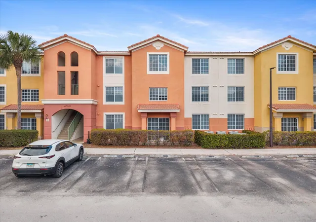 Listing Photo 5 - Condo for sale in building located at 6769 Heritage Grande, Boynton Beach, FL 33437 - Unit #2303