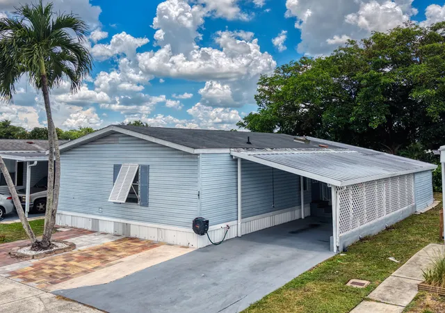 Photo 3 of Sale Pending at 141 Plantation Blvd, Lake Worth, FL 33467 | MLS# R11164588 | Listing updated on 2026-09-15