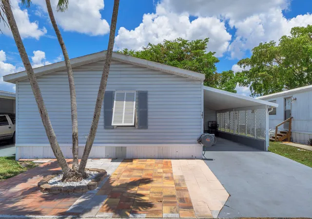 Photo 4 of Sale Pending at 141 Plantation Blvd, Lake Worth, FL 33467 | MLS# R11164588 | Listing updated on 2026-09-15