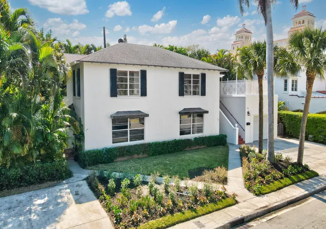Photo 4 of Single family home for sale at 240 Oleander Ave, Palm Beach, FL 33480 | MLS# R11164744 | Listing updated on 2026-10-01