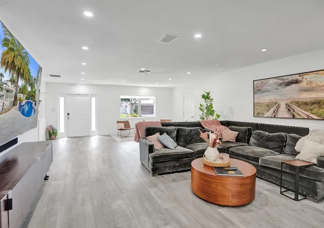 Photo 4 of Single family home for sale at 4011 NE 26th Avenue, Lighthouse Point, FL 33064 | MLS# R11165988 | Listing updated on 2026-09-14