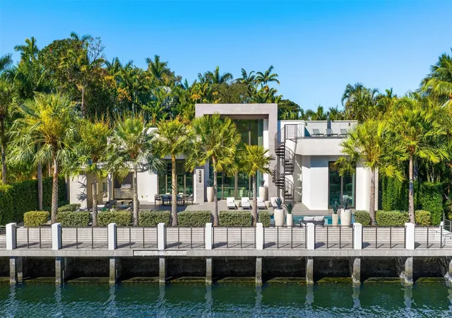 Photo 2 of Single family home for sale at 816 Riviera Isle Dr, Fort Lauderdale, FL 33301 | MLS# F10552711 | Listing updated on 2026-09-16