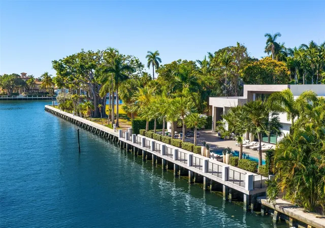 Photo 4 of Single family home for sale at 816 Riviera Isle Dr, Fort Lauderdale, FL 33301 | MLS# F10552711 | Listing updated on 2026-09-16