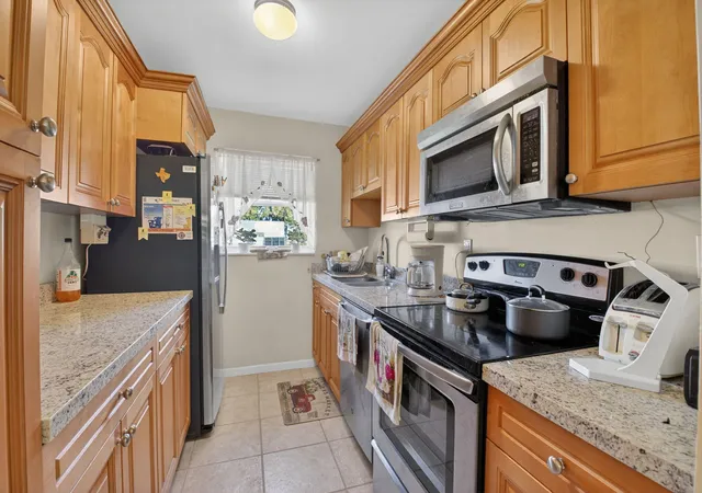 Listing Photo 5 - Condo for sale in building located at 220 High Pt Ct E, Delray Beach, FL 33445 - Unit #B