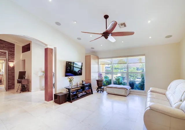 Photo 4 of Single family home for sale at 1191 Emerald Dr, Riviera Beach, FL | MLS# R11167065 | Listing updated on 2026-09-15