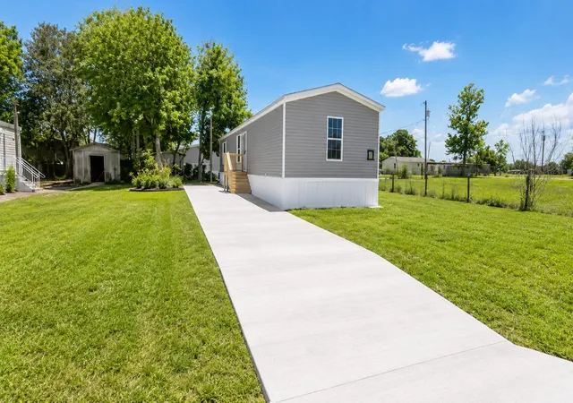 Manufactured home for sale at 820 Maryland Ave, Clewiston, FL 33440 | MLS# R11167977 | Listing updated on 2026-09-30
