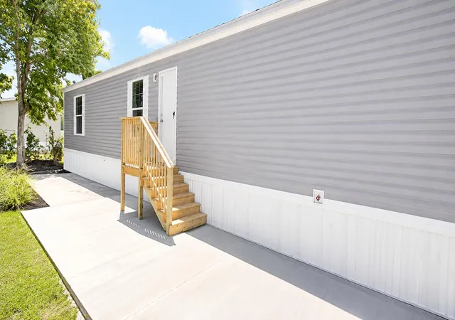 Photo 1 of Manufactured home for sale at 820 Maryland Ave, Clewiston, FL 33440 | MLS# R11167977 | Listing updated on 2026-09-30