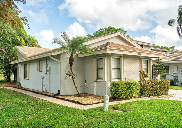Photo 3 of House for sale at 742 Deer Crk N Shore Dr #742, Deerfield Beach, FL 33442 | MLS# F10552311 | Listing updated on 2026-09-13