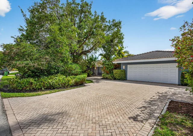 Photo 1 of Single family home for sale at 2732 Ne 35th Drive, Fort Lauderdale, FL 33308 | MLS# B26002075 | Listing updated on 2026-09-14