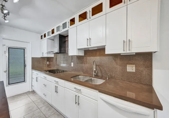 Listing Photo 4 - Condo for sale in building located at 600 Se 2Nd Ave, Deerfield Beach, FL 33441 - Unit #K2