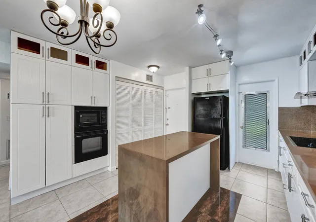 Listing Photo 5 - Condo for sale in building located at 600 Se 2Nd Ave, Deerfield Beach, FL 33441 - Unit #K2