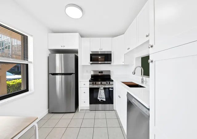 Listing Photo 4 - Condo for sale in building located at 5570 Lakeside Dr, Margate, FL 33063 - Unit #102