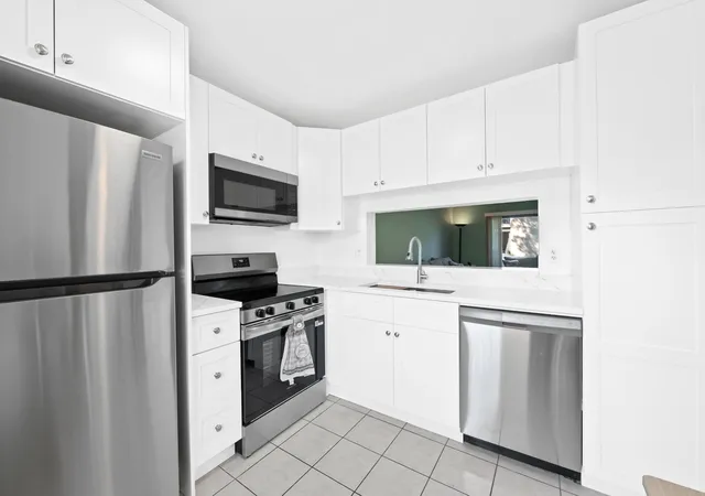 Listing Photo 5 - Condo for sale in building located at 5570 Lakeside Dr, Margate, FL 33063 - Unit #102