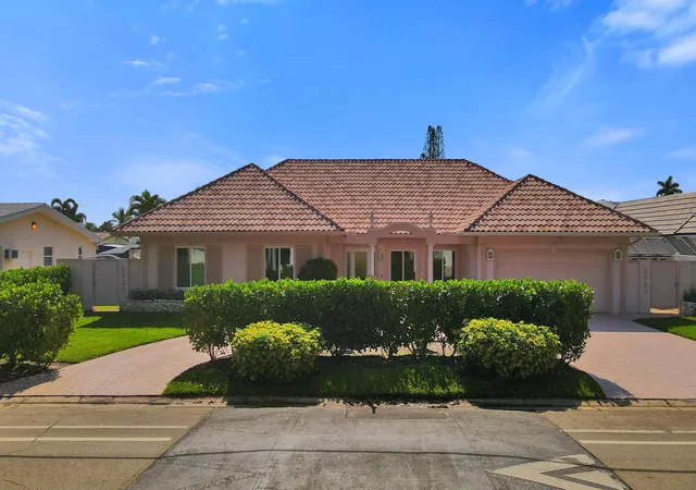 Photo 1 of Single family home for sale at 5530 Bayview Dr, Fort Lauderdale, FL 33308 | MLS# B26009157 | Listing updated on 2026-09-14