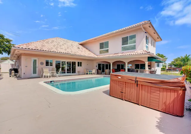 Photo 3 of Single family home for sale at 5530 Bayview Dr, Fort Lauderdale, FL 33308 | MLS# B26009157 | Listing updated on 2026-09-14