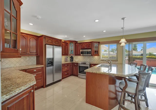 Photo 4 of Single family home for sale at 5530 Bayview Dr, Fort Lauderdale, FL 33308 | MLS# B26009157 | Listing updated on 2026-09-14