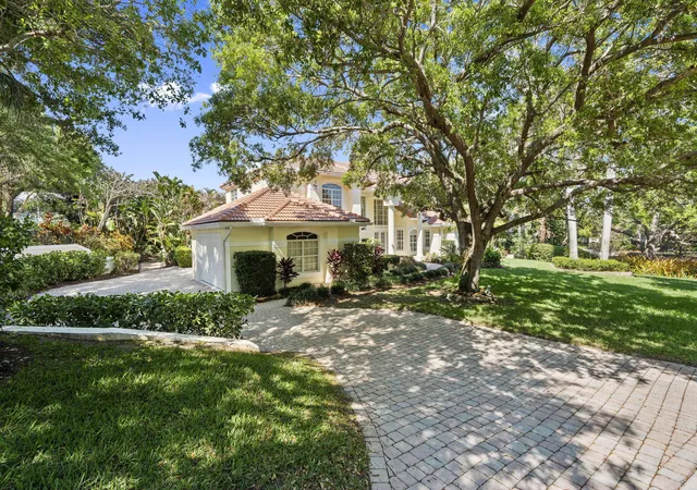 Photo 3 of Single family home for sale at 4 Castle Hl Way, Stuart, FL 34996 | MLS# B26009467 | Listing updated on 2026-09-23