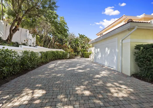 Photo 4 of Single family home for sale at 4 Castle Hl Way, Stuart, FL 34996 | MLS# B26009467 | Listing updated on 2026-09-23