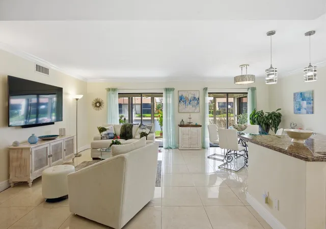 Listing Photo 4 - Condo for sale in building located at 10223 N Cir Lake Dr, Boynton Beach, FL 33437 - Unit #102
