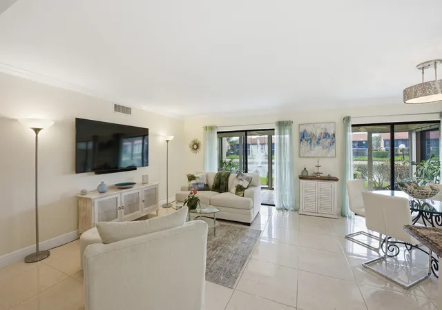 Listing Photo 5 - Condo for sale in building located at 10223 N Cir Lake Dr, Boynton Beach, FL 33437 - Unit #102