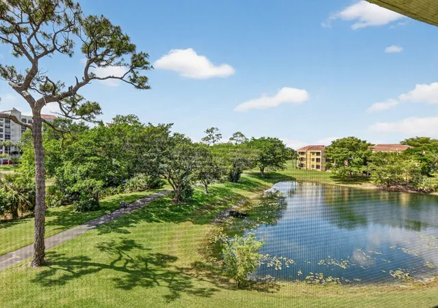 Listing Photo 4 - Condo for sale in building located at 7472 La Paz Blvd, Boca Raton, FL 33433 - Unit #304