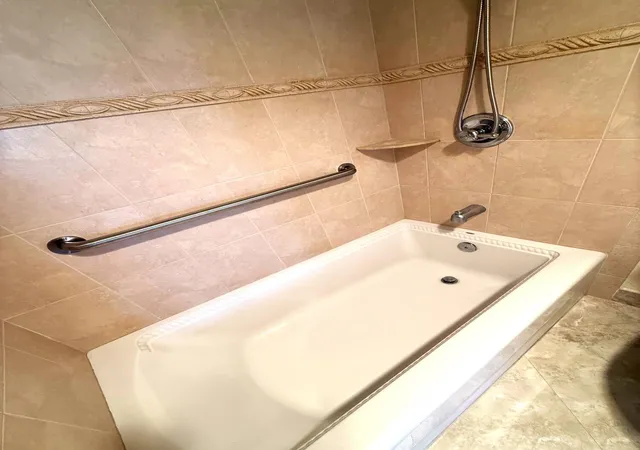 Listing Photo 2 - Condo for sale in building located at 5200 N Flagler Dr, West Palm Beach, FL 33407 - Unit #1604