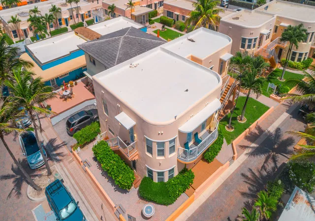 Photo 3 of Condo for sale at 311 Connecticut St #4, Hollywood, FL 33019 | MLS# B26015319 | Listing updated on 2026-09-15