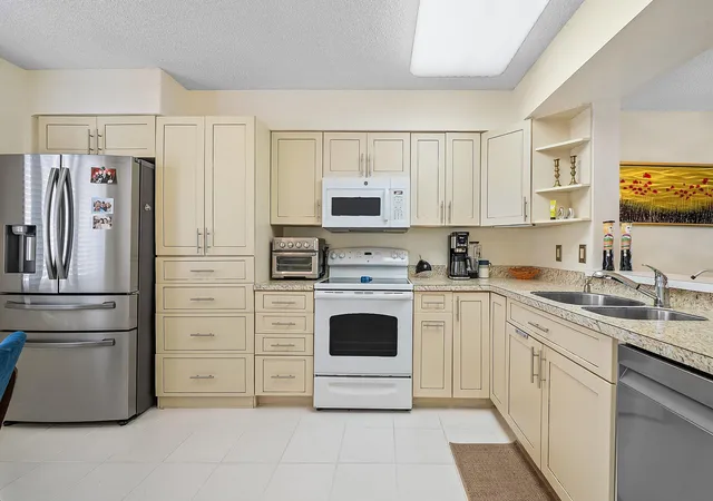 Listing Photo 5 - Condo for sale in building located at 6065 Pointe Regal Cir, Delray Beach, FL 33484