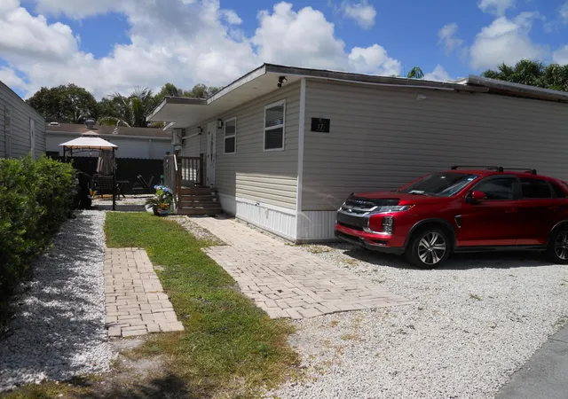Photo 2 of Manufactured home for sale at 4633 Sw 73rd Avenue #17, Davie, FL 33314 | MLS# B26018136 | Listing updated on 2026-09-14