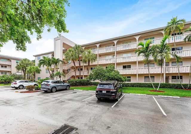 Listing Photo 3 - Condo for sale in building located at 3301 Aruba Wy, Coconut Creek, FL 33066 - Unit #C1