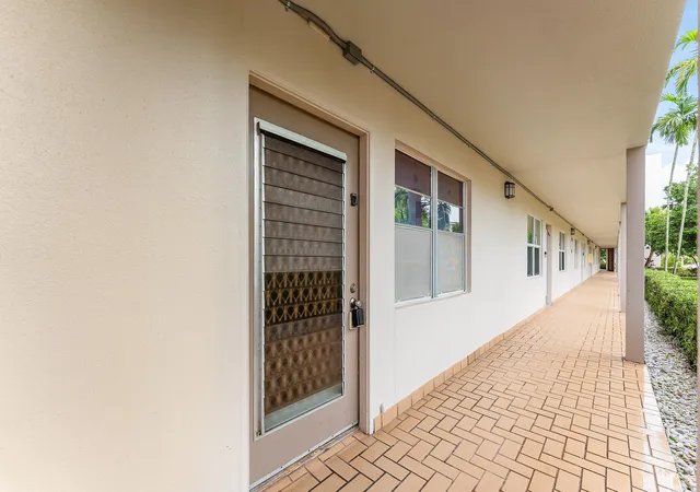 Listing Photo 4 - Condo for sale in building located at 3301 Aruba Wy, Coconut Creek, FL 33066 - Unit #C1