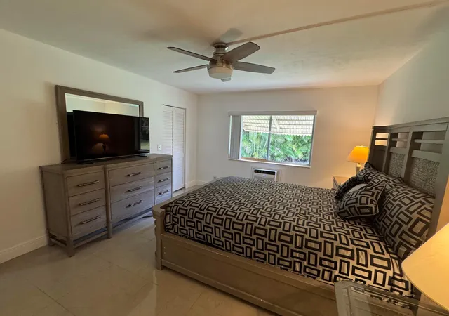 Listing Photo 5 - Condo for sale in building located at 5817 La Pinata Blvd, Greenacres, FL 33463 - Unit #C-1