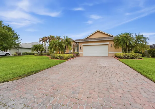 Photo 3 of Single family home for sale at 1215 Southlakes Way Sw, Vero Beach, FL 32968 | MLS# B26022998 | Listing updated on 2026-10-07