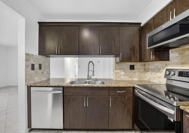 Listing Photo 4 - Condo for sale in building located at 3041 N Oakland Forest Dr, Oakland Park, FL 33309 - Unit #103