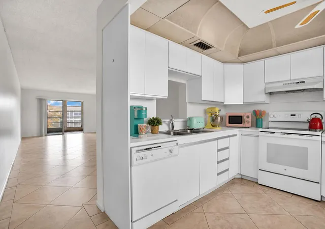 Listing Photo 2 - Condo for sale in building located at 3405 Bimini Ln, Coconut Creek, FL 33066 - Unit #M4