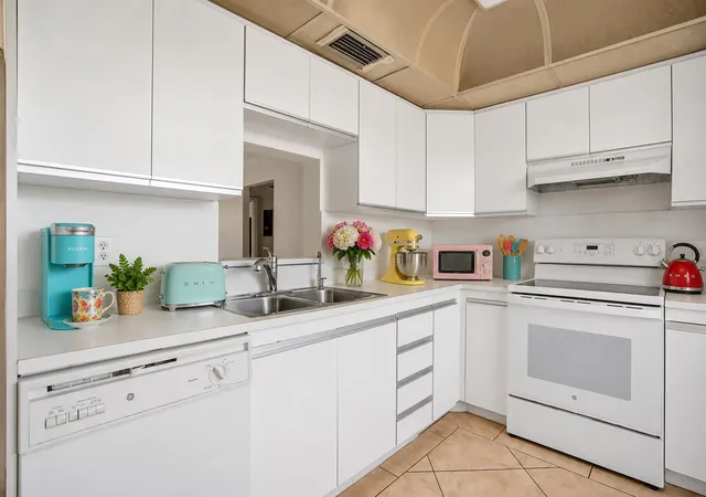 Listing Photo 3 - Condo for sale in building located at 3405 Bimini Ln, Coconut Creek, FL 33066 - Unit #M4