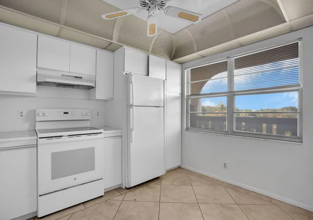 Listing Photo 5 - Condo for sale in building located at 3405 Bimini Ln, Coconut Creek, FL 33066 - Unit #M4