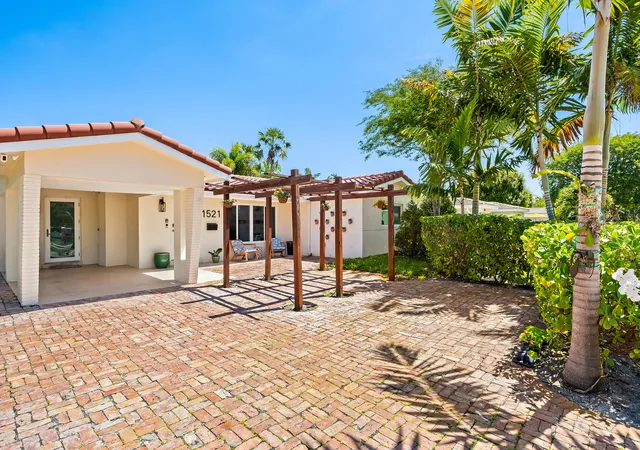 Photo 2 of Single family home for sale at 1521 Ne 40th Court, Oakland Park, FL 33334 | MLS# B26027805 | Listing updated on 2026-09-23
