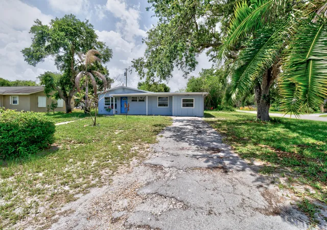 Photo 2 of Single family home for sale at 775 Sw 4th Place, Vero Beach, FL 32962 | MLS# B26028220 | Listing updated on 2026-09-30