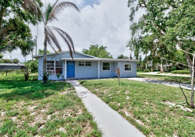 Photo 3 of Single family home for sale at 775 Sw 4th Place, Vero Beach, FL 32962 | MLS# B26028220 | Listing updated on 2026-09-30