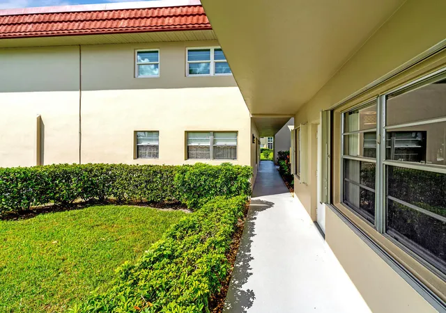Photo 2 of Sale Pending at 98 Spring Lake Dr, Vero Beach, FL 32962 | MLS# B26031502 | Listing updated on 2026-10-01