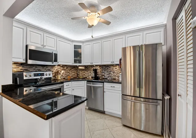 Listing Photo 4 - Condo for sale in building located at 207 Pine Hov Cir, Greenacres, FL 33463 - Unit #D2