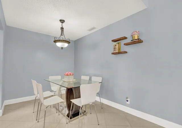 Listing Photo 4 - Condo for sale in building located at 5272 Bosque Ln, West Palm Beach, FL 33415 - Unit #31