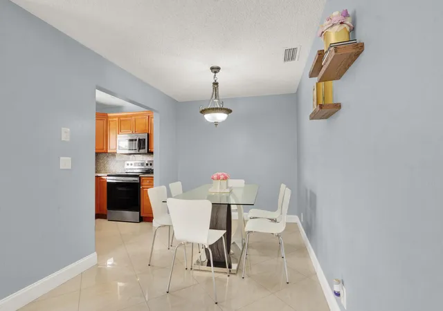 Listing Photo 5 - Condo for sale in building located at 5272 Bosque Ln, West Palm Beach, FL 33415 - Unit #31