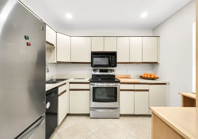 Photo 3 of Condo for sale at 3077 Carambola Cir S, Coconut Creek, FL 33066 | MLS# B26032321 | Listing updated on 2026-09-15
