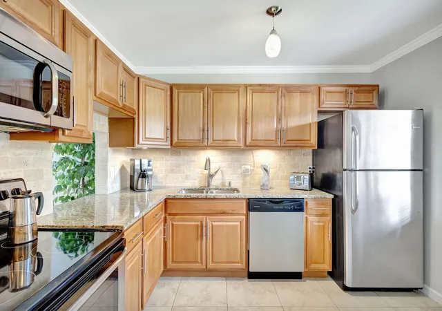 Listing Photo 4 - Condo for sale in building located at 154 Lake Meryl Dr, West Palm Beach, FL 33411 - Unit #Unit 255