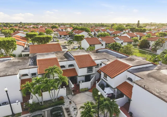 Listing Photo 2 - Condo for sale at Villa Venezia, Unit 13-c 1461 SW 124th Court, Villa Venezia, Miami, FL 33184 | Built Year: 1981-1986
