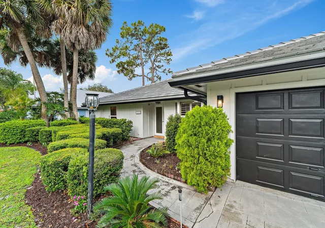 Photo 4 of Single family home for sale at 18169 Lake Bnd Dr, Jupiter, FL 33458 | MLS# B26034755 | Listing updated on 2026-09-15