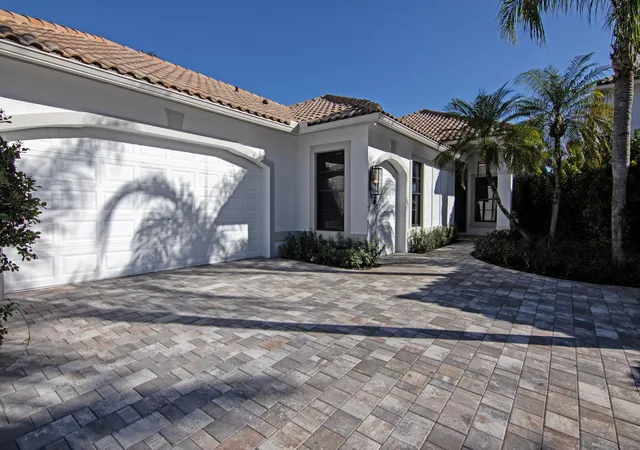 Photo 3 of Single family home for sale at 2570 Players Ct, Wellington, FL 33414 | MLS# R11150619 | Listing updated on 2026-09-24